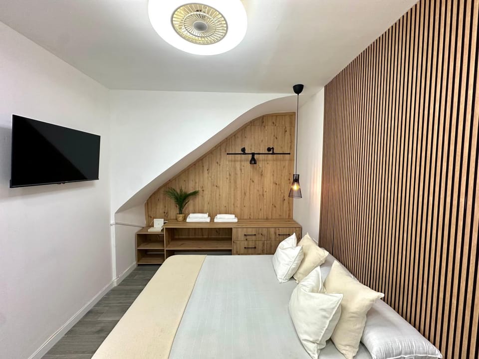 Bed, TV and multimedia, Bedroom