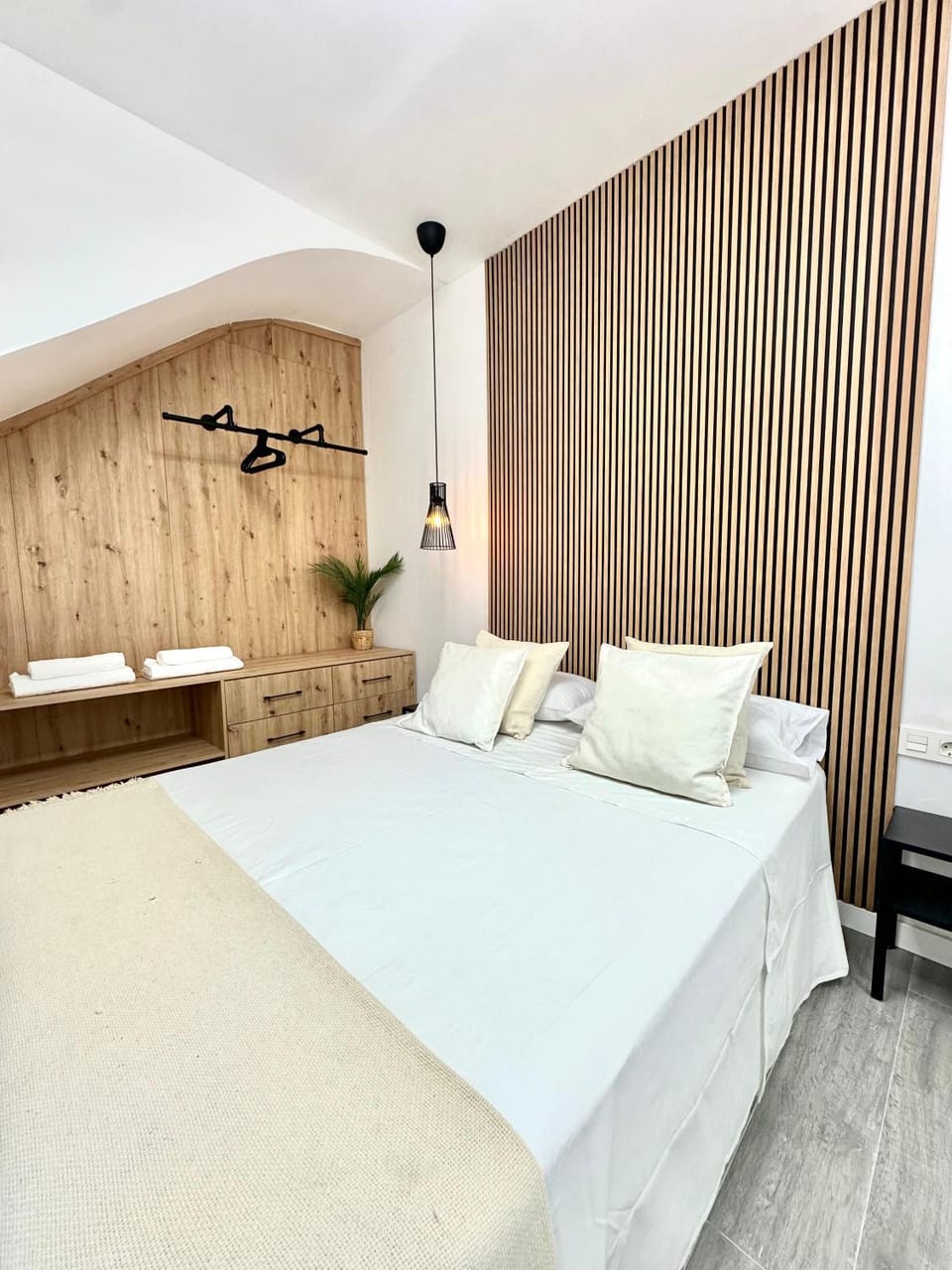 Bed, Photo of the whole room, Bedroom, towels