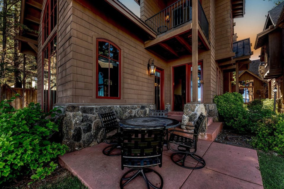Lakefront Retreat Across from Homewood Resort House in Homewood