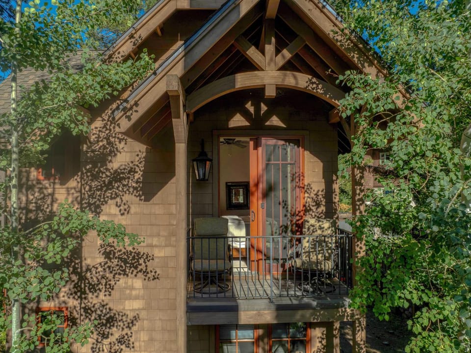 Lakefront Retreat Across from Homewood Resort House in Homewood