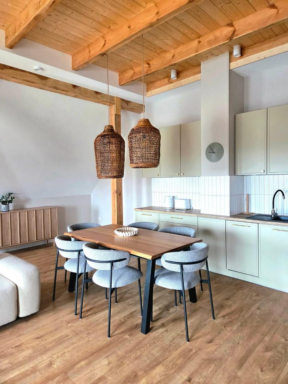 Kitchen or kitchenette, Dining area