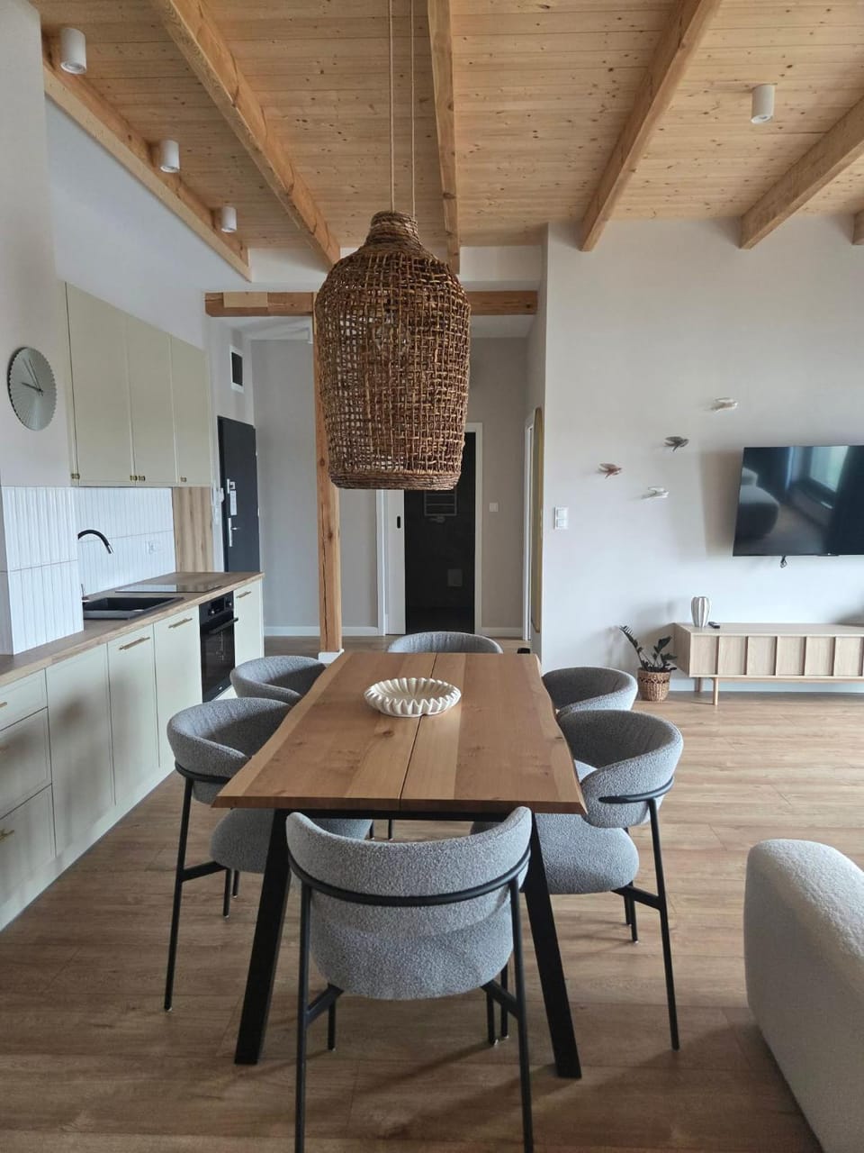 Kitchen or kitchenette, Dining area