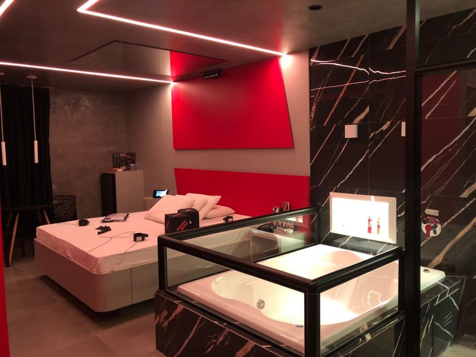 Bed, Hot Tub, Bathroom, Photo of the whole room, Dining area, Bedroom, Entertainment, Bath, minibar, towels