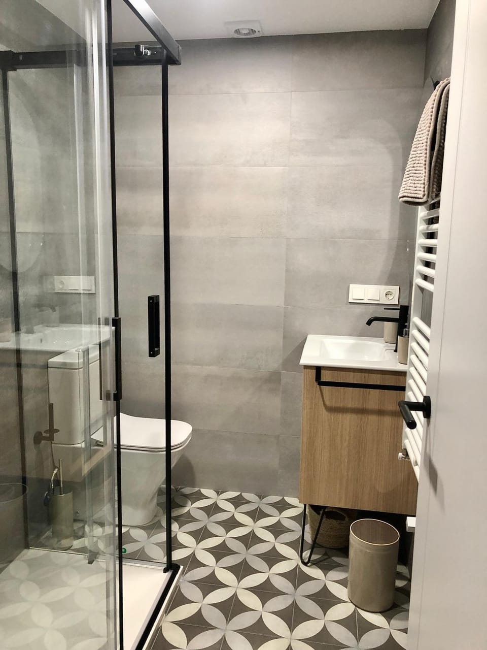 Shower, Toilet
