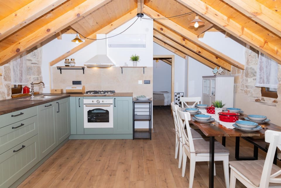 Kitchen or kitchenette, Dining area