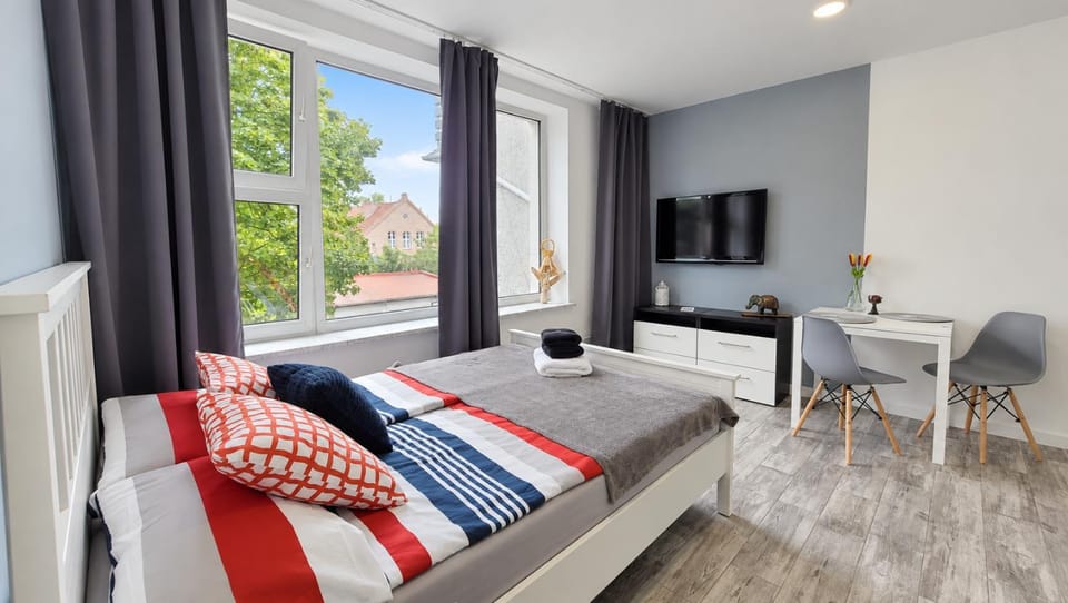 Communal lounge/ TV room, Bed, TV and multimedia, Living room, Photo of the whole room, Seating area, Evening entertainment, Bedroom