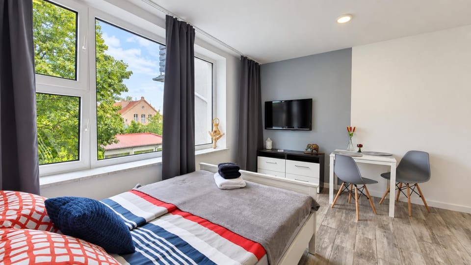 Communal lounge/ TV room, Bed, TV and multimedia, Living room, Photo of the whole room, Seating area, Evening entertainment, Bedroom