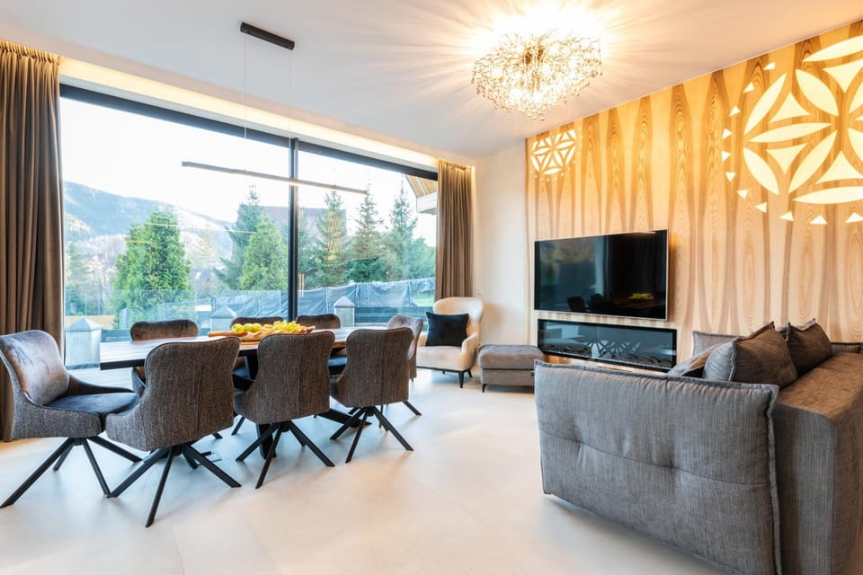 Natural landscape, TV and multimedia, Living room, Seating area, Dining area, Evening entertainment, Mountain view