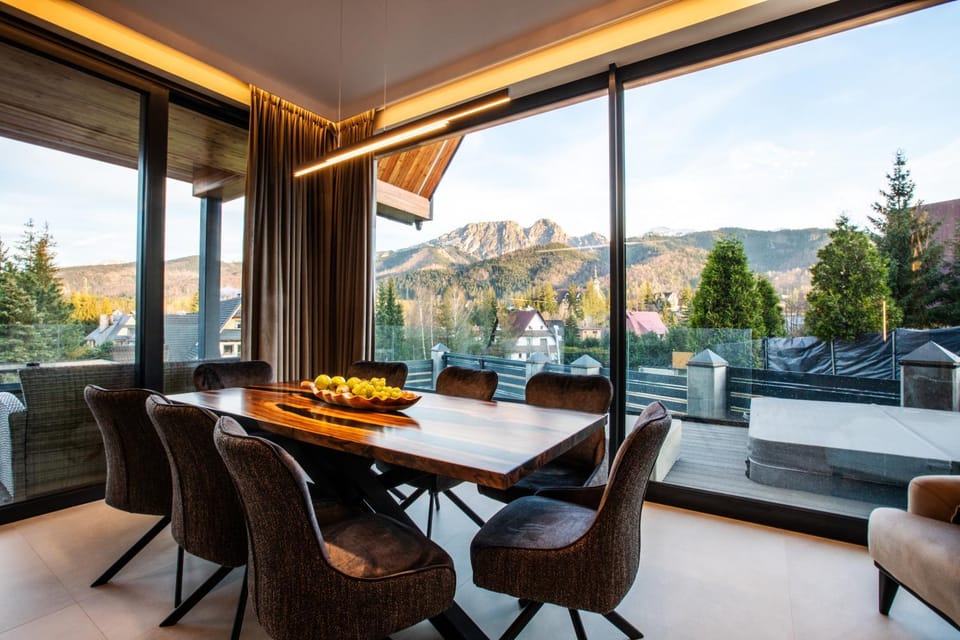 View (from property/room), Balcony/Terrace, Living room, Seating area, Dining area, Mountain view
