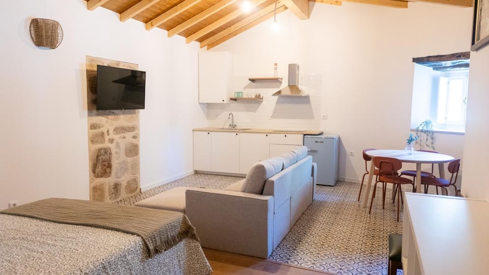 Bed, TV and multimedia, Kitchen or kitchenette, Dining area, Bedroom