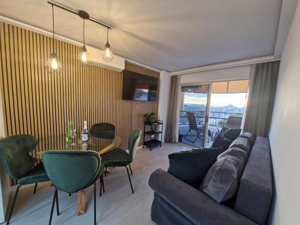 TV and multimedia, Living room, Seating area, Dining area