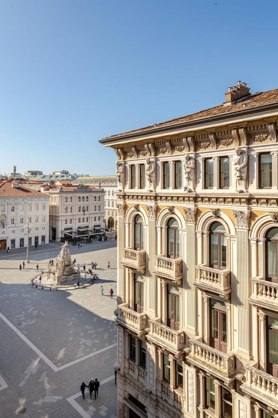 Property building, Nearby landmark, Day, City view, Landmark view, Street view, Location, Quiet street view