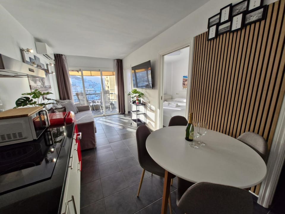 TV and multimedia, Kitchen or kitchenette, Living room, Seating area, Dining area