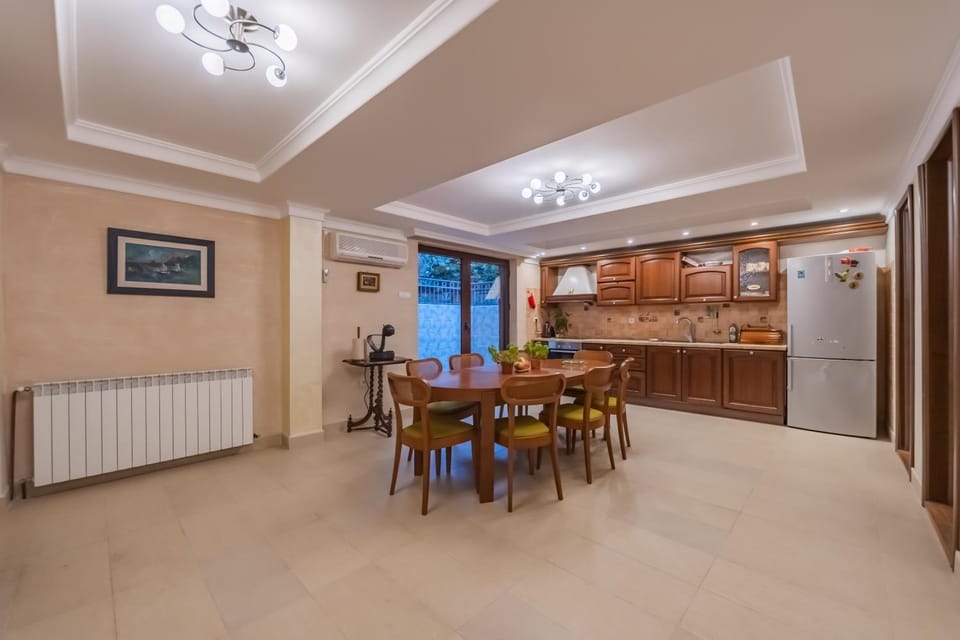 Kitchen or kitchenette, Kitchen or kitchenette, Dining area, Communal kitchen, Internal: Not applicable to any particular room