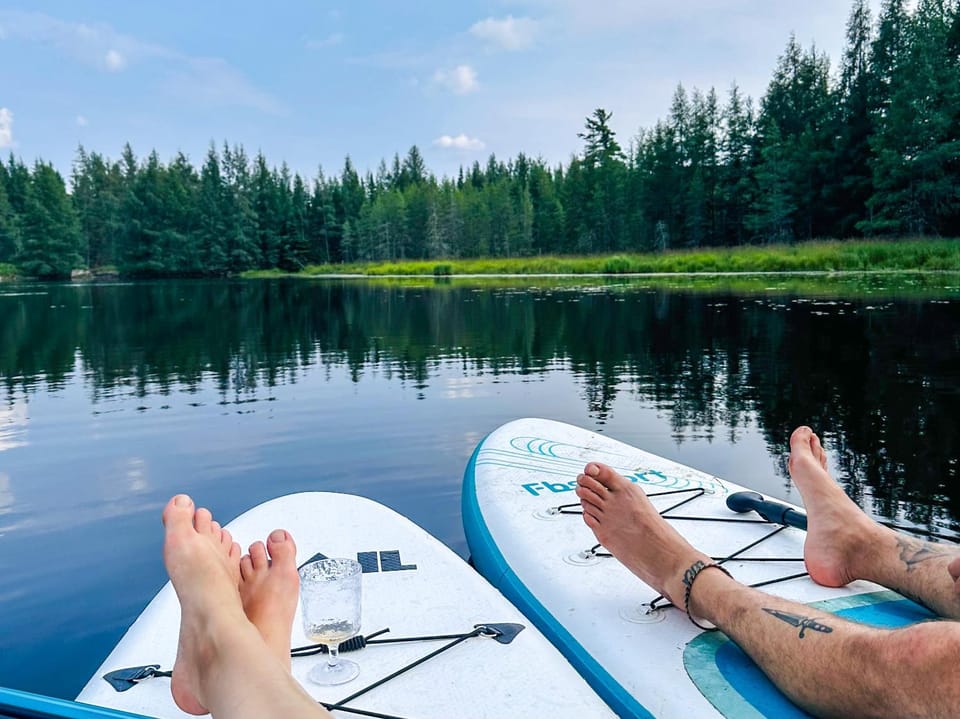 Le Willow Spa, billiards, BBQ, lake & kayaks Chalet in Val-David