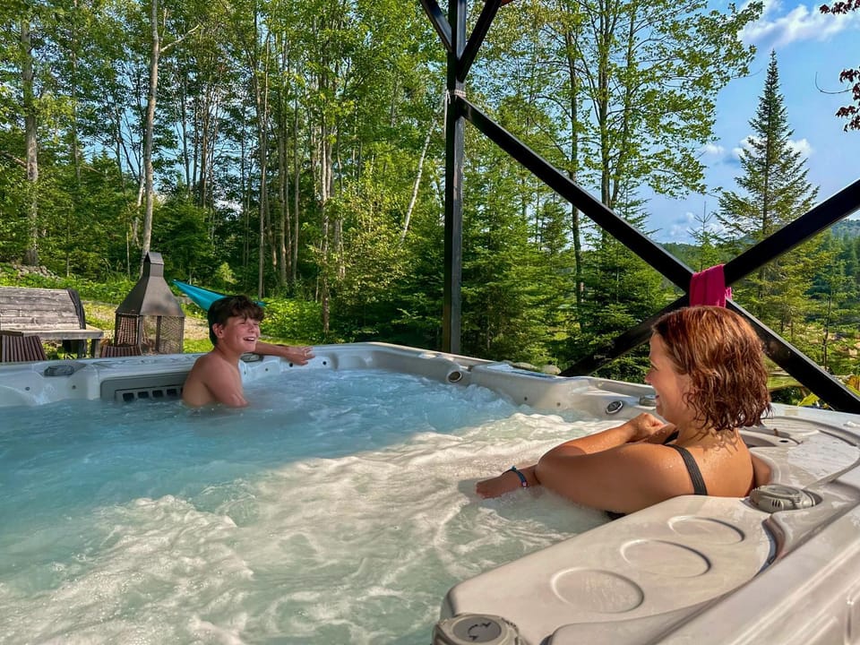 Le Willow Spa, billiards, BBQ, lake & kayaks Chalet in Val-David