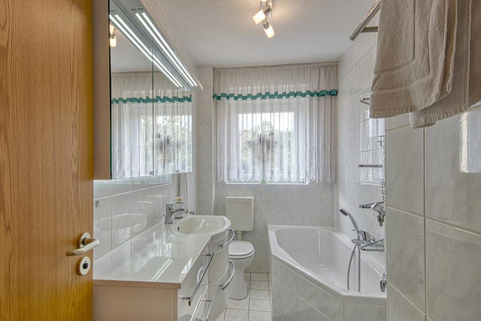 Shower, Toilet, Bathroom, Bath, towels