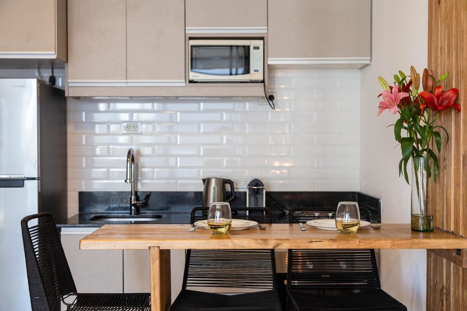 Coffee/tea facilities, Kitchen or kitchenette, Dining area, minibar, stove, toaster