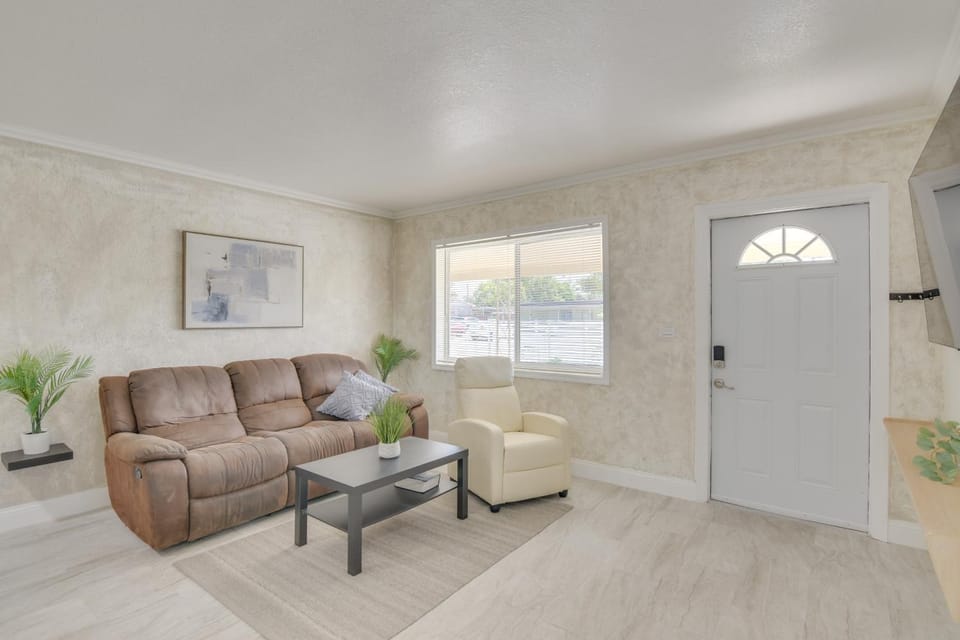 Couple’s Miami Escape 5 Mi to Hard Rock Stadium! Apartment in Miami Gardens