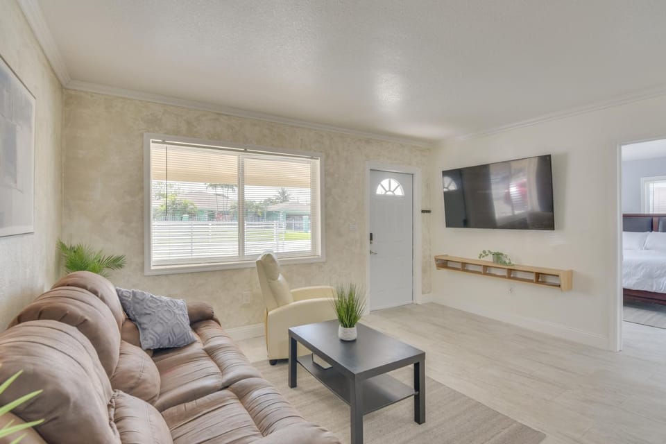 Couple’s Miami Escape 5 Mi to Hard Rock Stadium! Apartment in Miami Gardens
