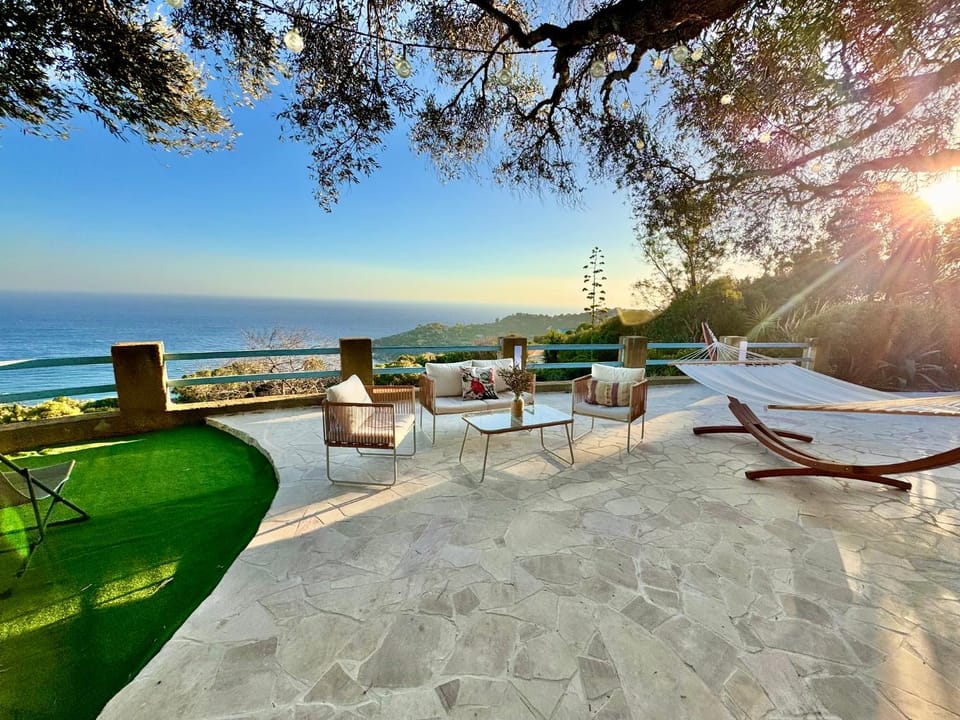 Summer, View (from property/room), Balcony/Terrace, Balcony/Terrace, Seating area, Mountain view, Mountain view, Sea view, Sea view, Sunrise, Sunset