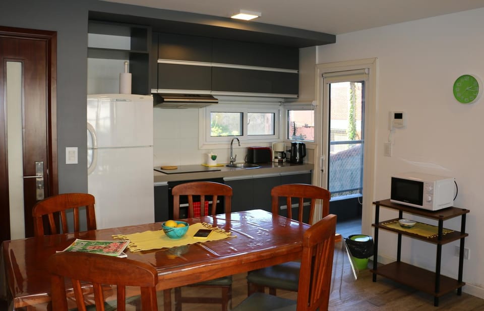 Coffee/tea facilities, Kitchen or kitchenette, Seating area, microwave, oven, toaster