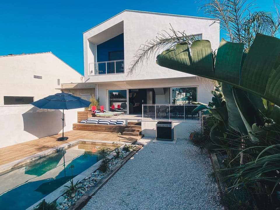 Property building, Garden, Garden, Swimming pool, sunbed
