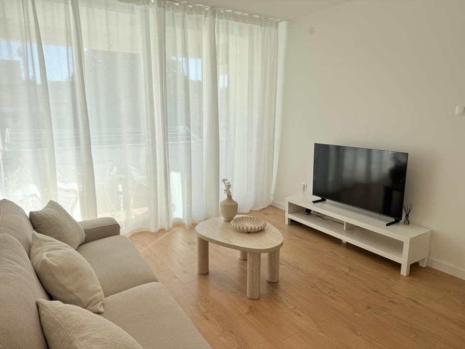 Communal lounge/ TV room, TV and multimedia, Living room, Seating area, Evening entertainment
