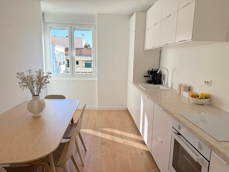 Kitchen or kitchenette, Dining area, dishwasher, oven, stove