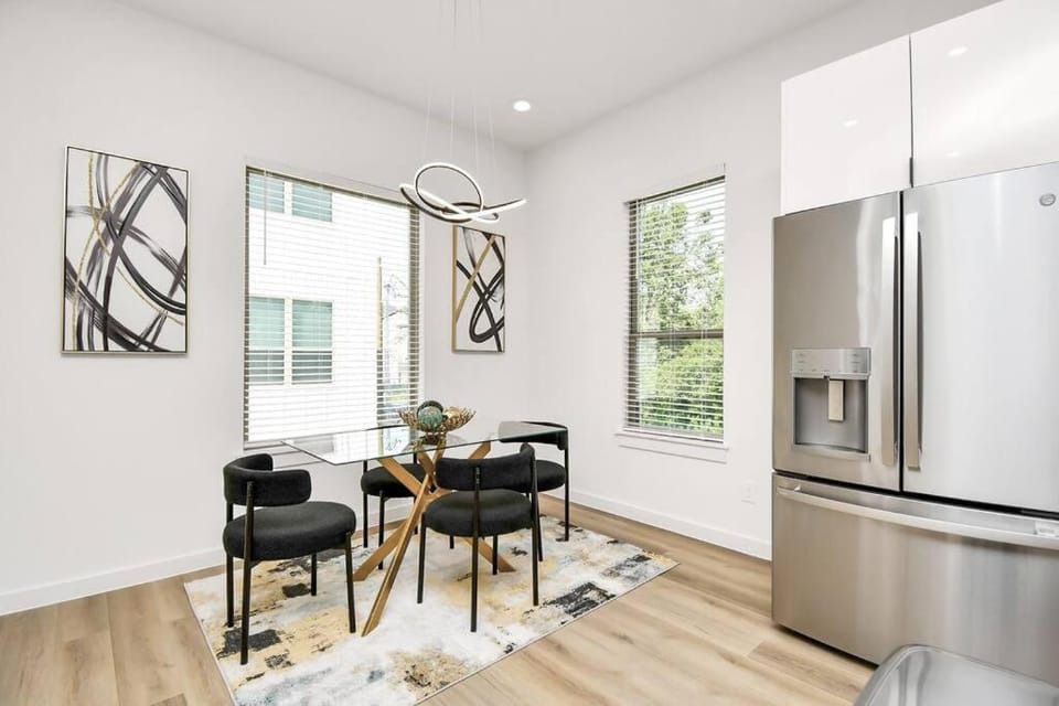 Chateau de Amour- Exquisite Townhouse - Medical Center, Downtown HTX House in Harris County
