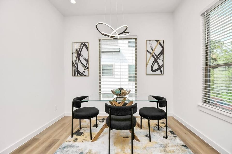 Chateau de Amour- Exquisite Townhouse - Medical Center, Downtown HTX House in Houston