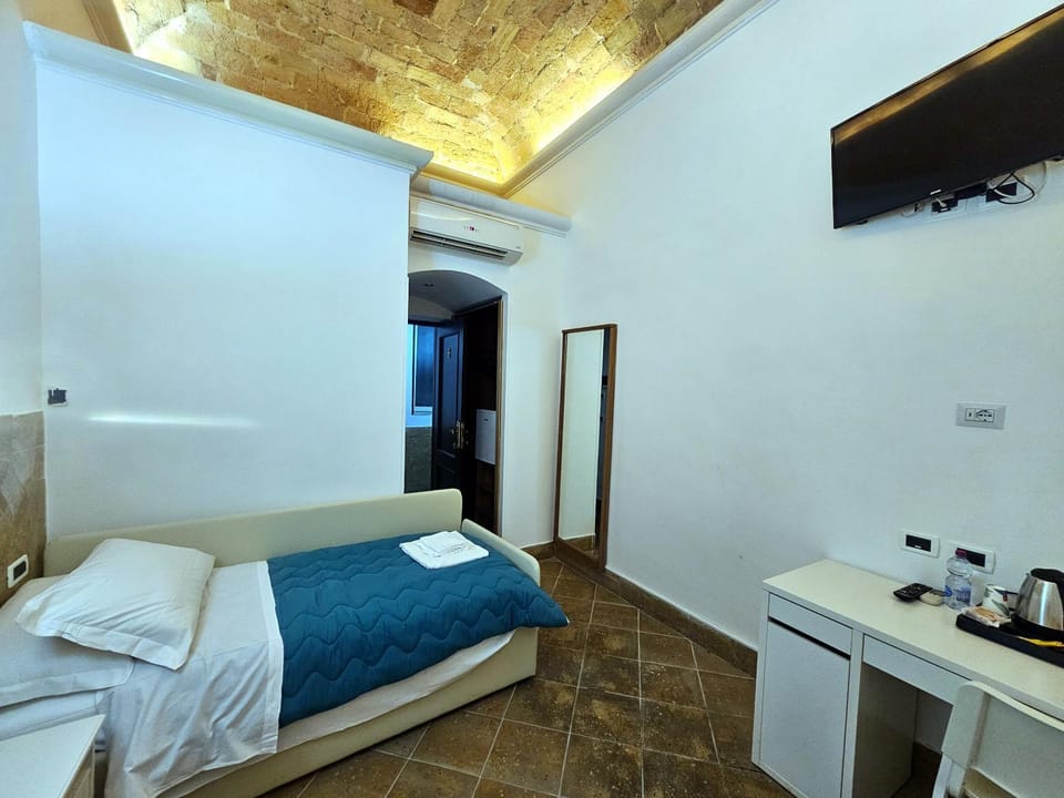 Bed, TV and multimedia, Photo of the whole room, Bedroom