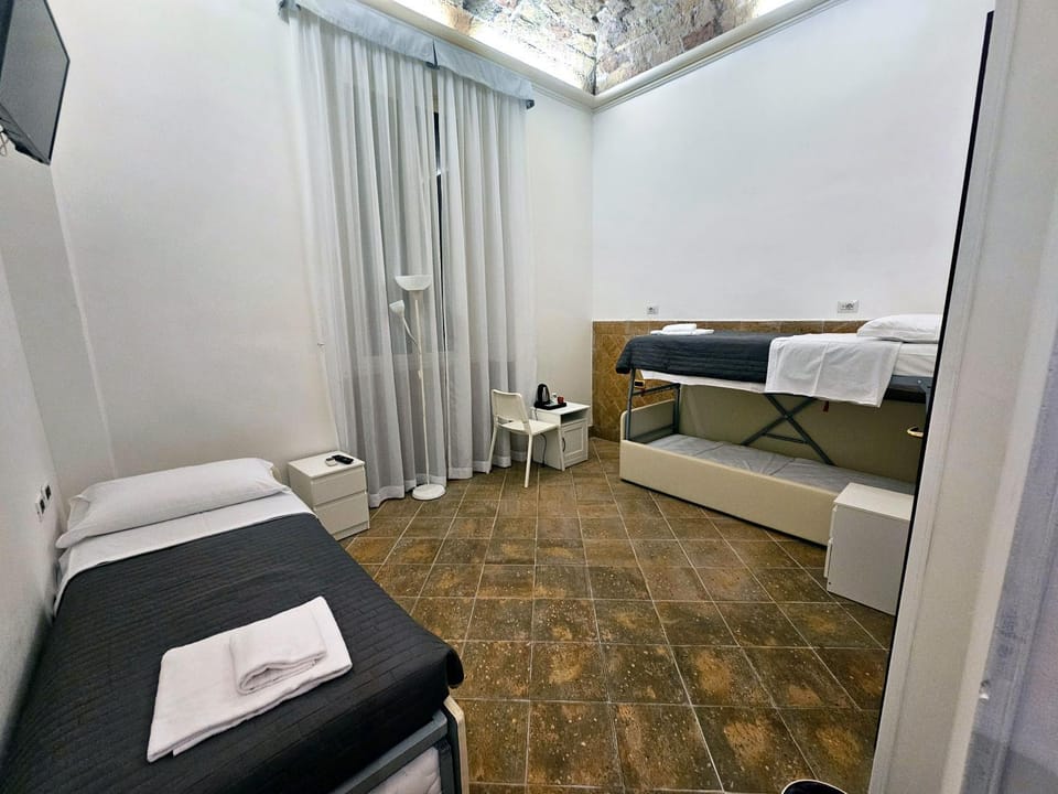 Bed, TV and multimedia, Photo of the whole room, Bedroom, towels