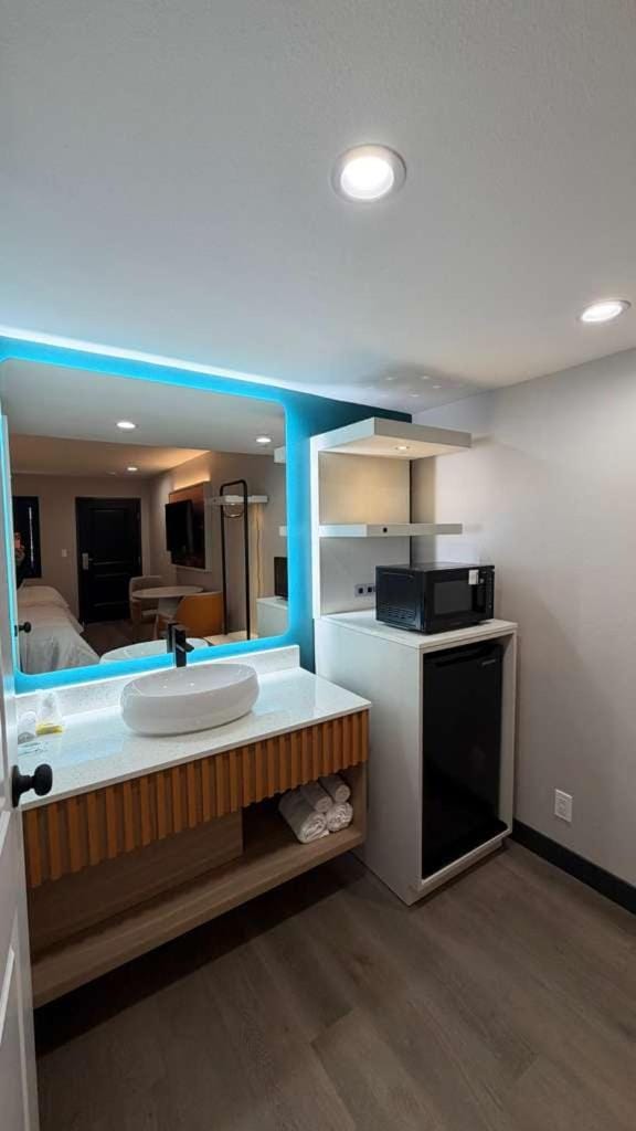 Harbor Bay Inn Motel in Costa Mesa