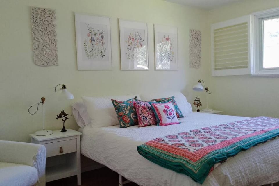 Birdsong Bungalow House in Port Dover