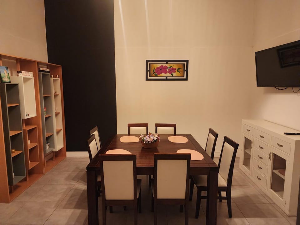 TV and multimedia, Dining area, air conditioner, air conditioner