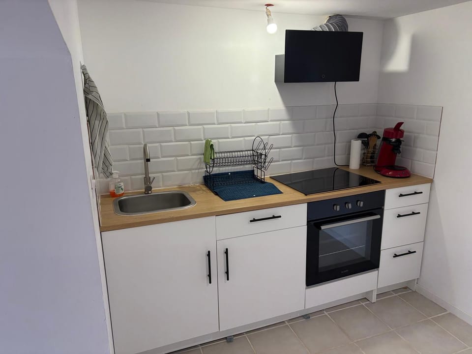 Kitchen or kitchenette, oven, stove