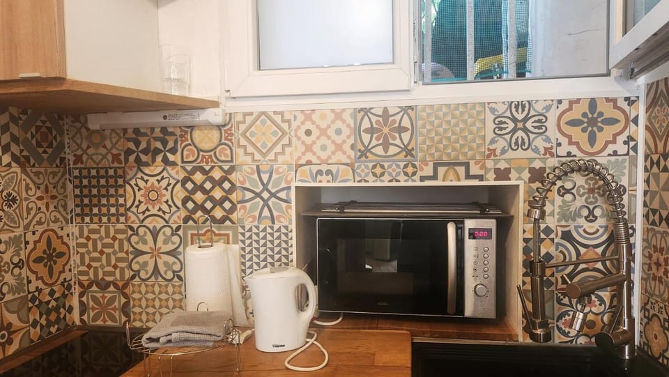 Coffee/tea facilities, microwave, stove