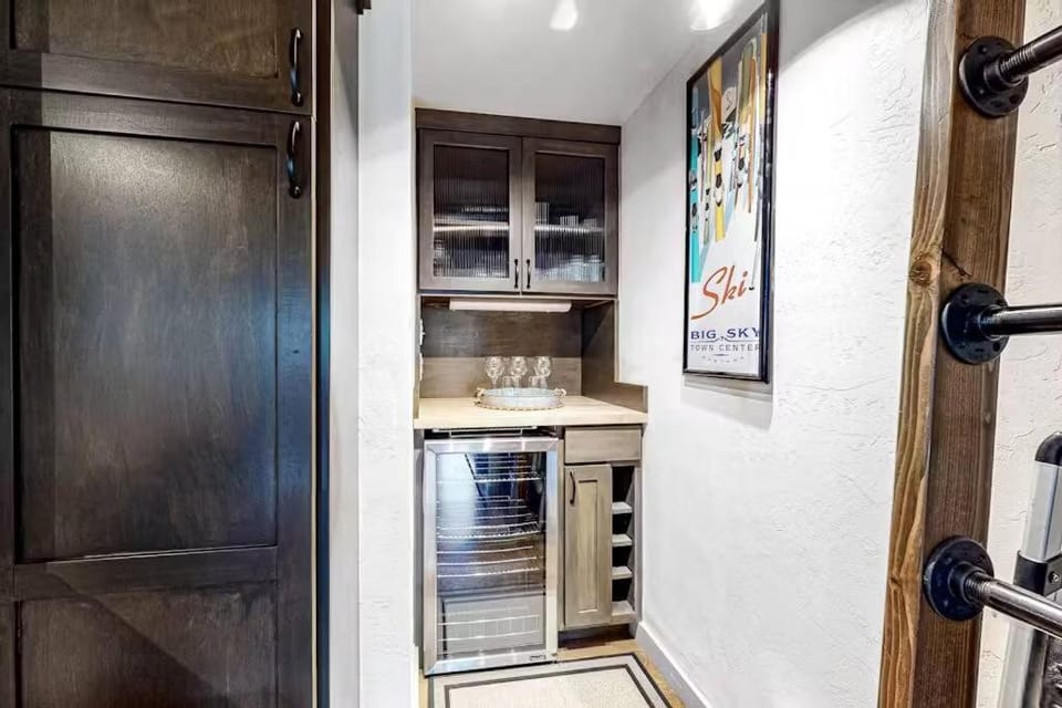Cozy Condo Scenic Balcony Adjacent Golf Course Apartment in Big Sky