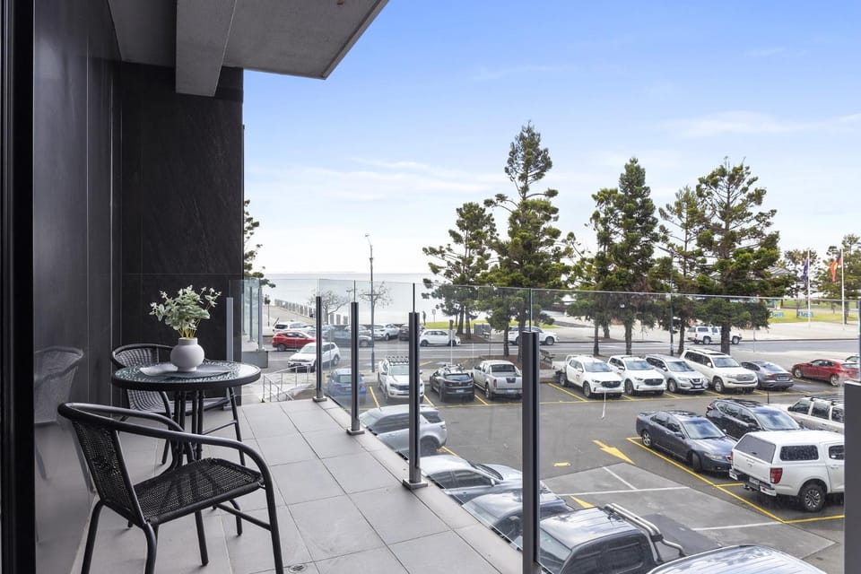 Oceanfront 2-Bed With Balcony & Study Nook Apartment in Geelong