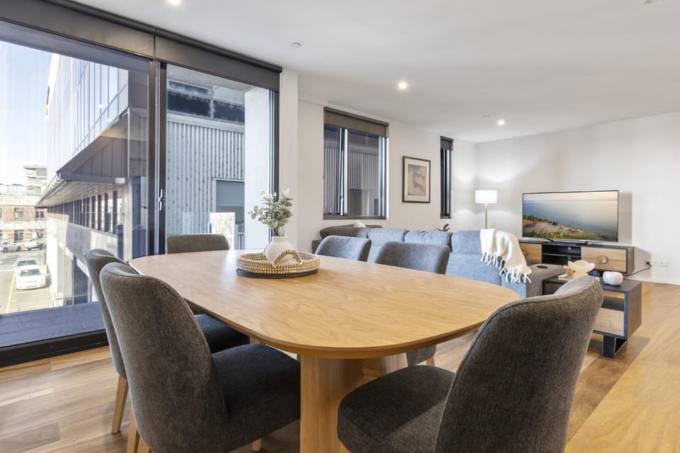 Oceanfront 2-Bed With Balcony & Study Nook Apartment in Geelong