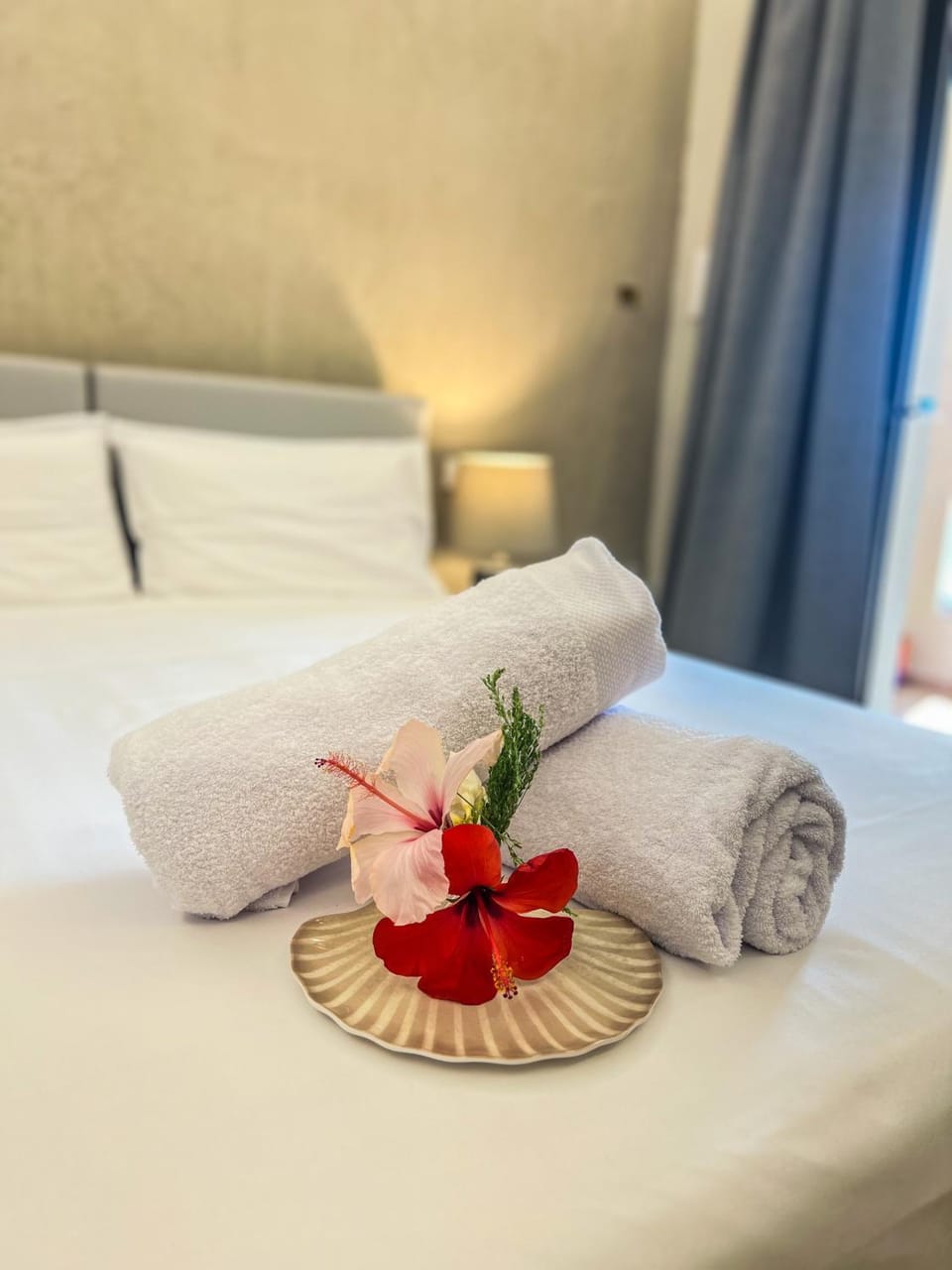 Bed, towels