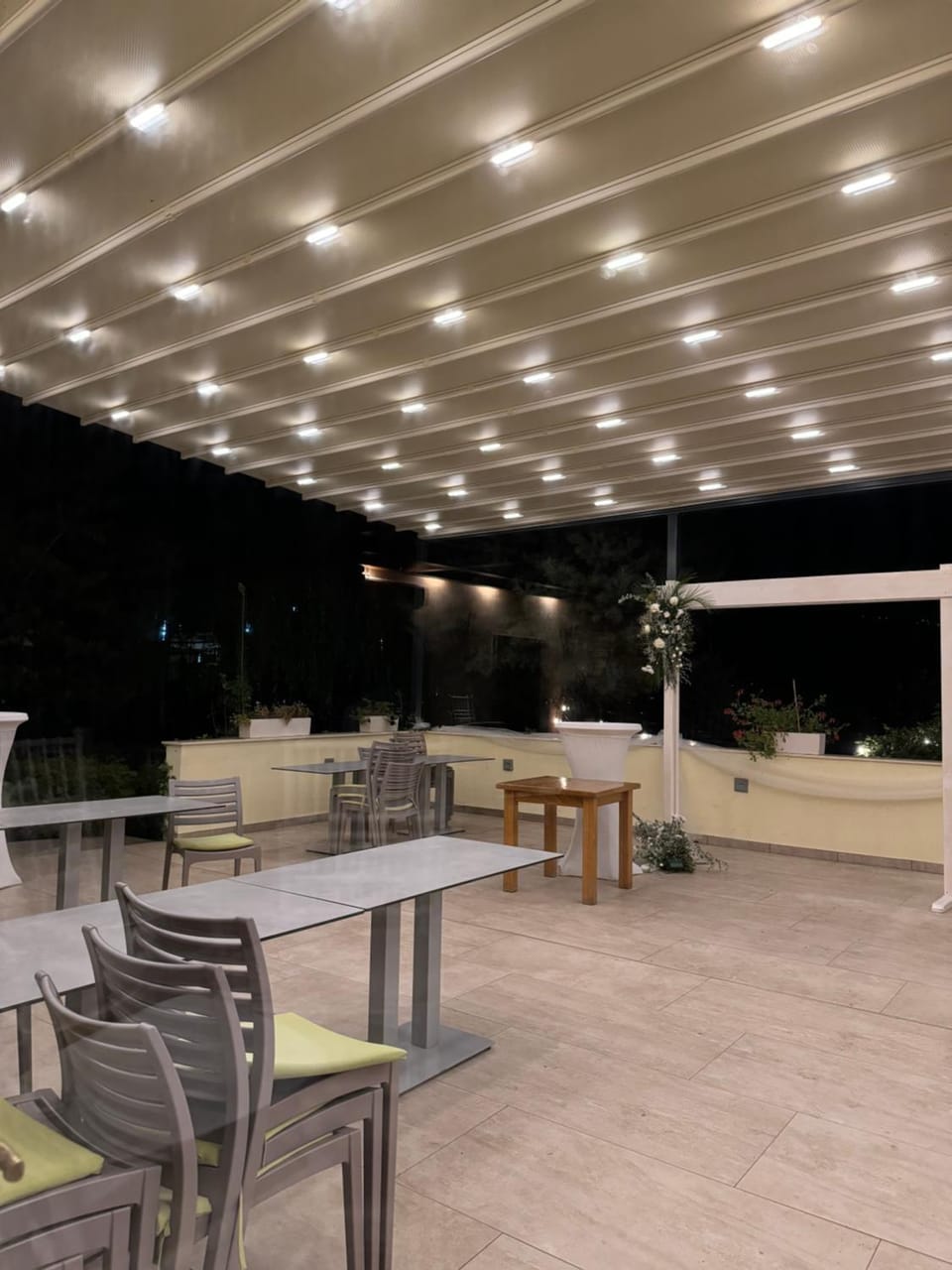 Night, Seating area