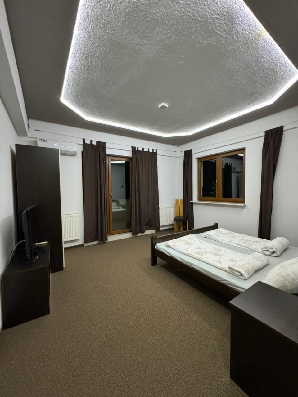 Bed, TV and multimedia, Photo of the whole room, Bedroom