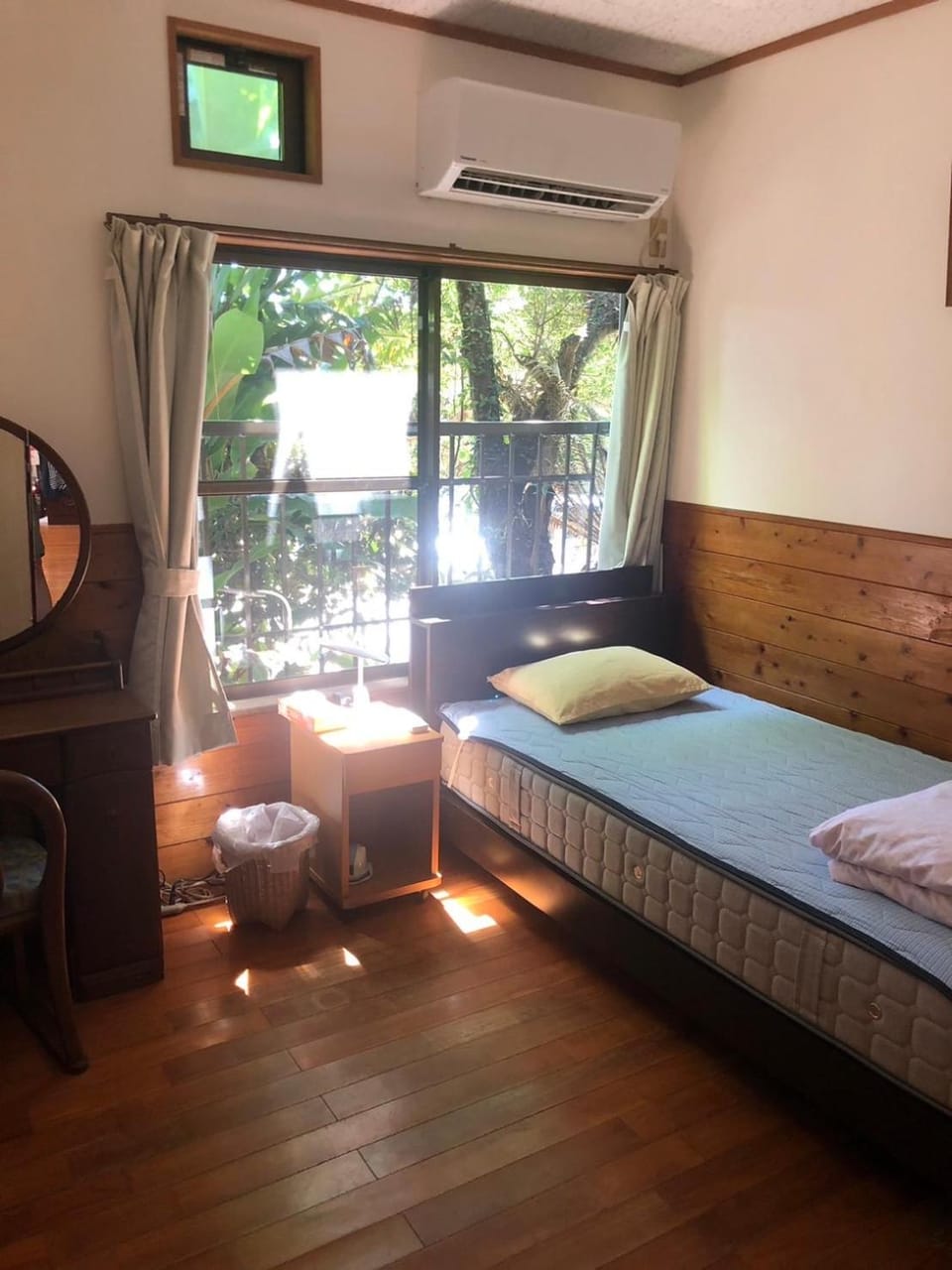 Photo of the whole room, Bedroom