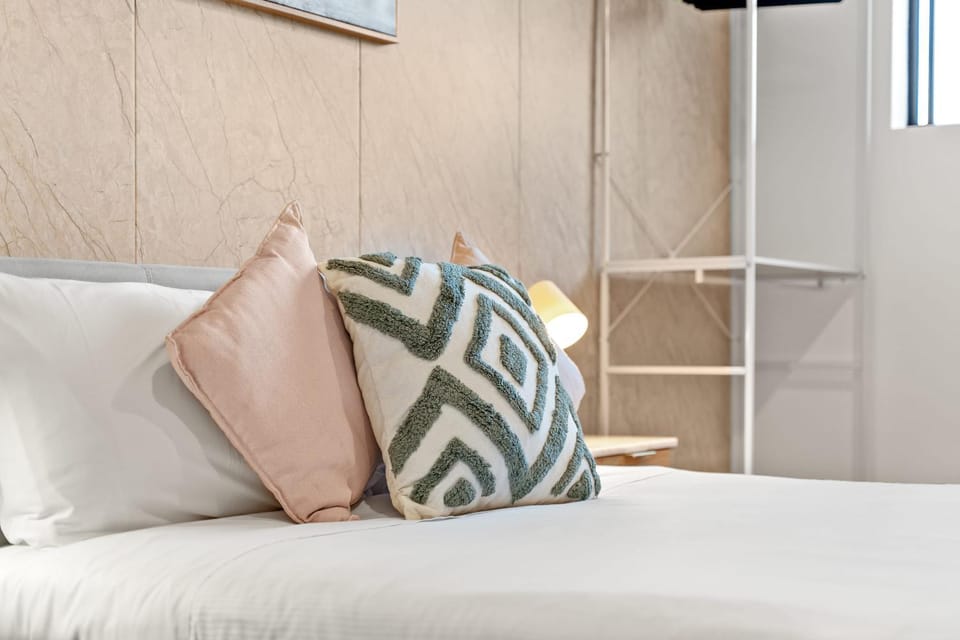 Boutique Queen Room - Centrally Located at Glenfield - Shared Bathroom Bed and Breakfast in Sydney
