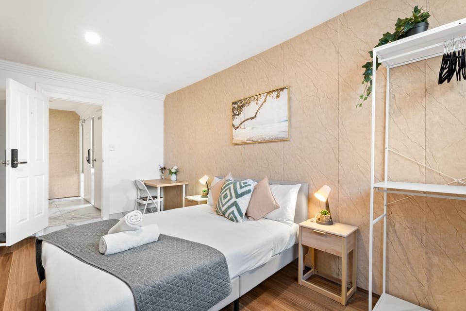 Boutique Queen Room - Centrally Located at Glenfield - Shared Bathroom Bed and Breakfast in Sydney