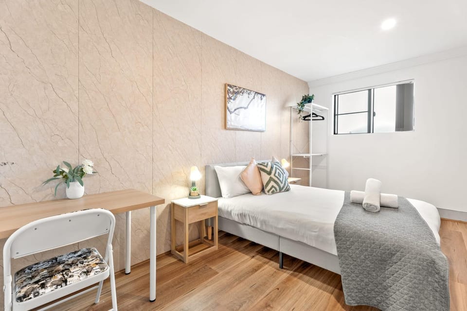 Boutique Queen Room - Centrally Located at Glenfield - Shared Bathroom Bed and Breakfast in Sydney