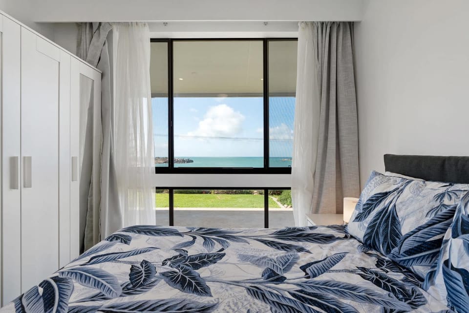 The Dolphins 1 Strangways Tce Port Elliot Beachfront Horseshoe Bay Apartment in Port Elliot