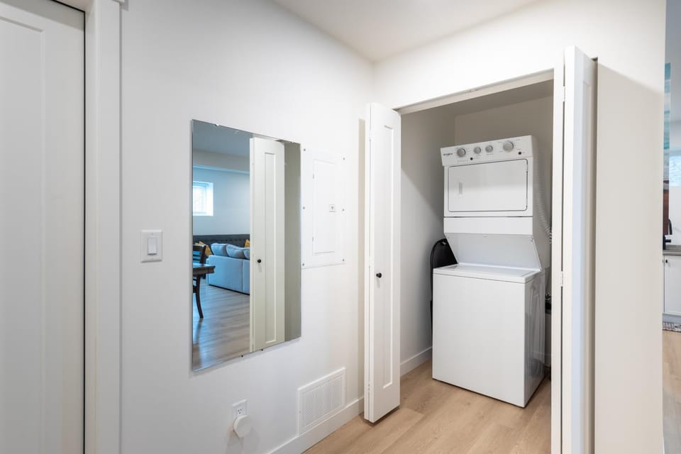 Sunflower Brandnew Cozy Private Suite Apartment in British Columbia